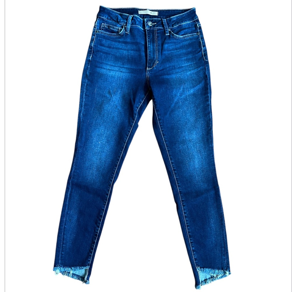 Joe’s Jeans Fray Hem Ankle Jean adds the perfect trendy touch to your wardrobe
